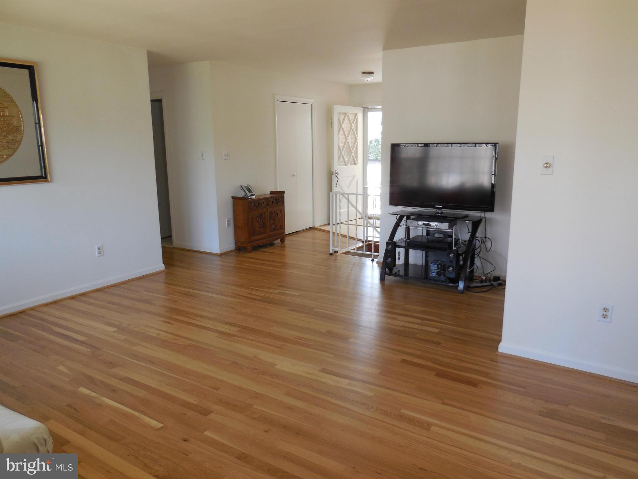 8820 Side Saddle Road Springfield, VA 22152 - Photo 8 of 29 Living Room