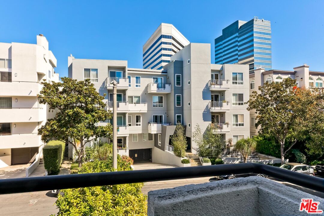 1169 Wellesley Avenue, Unit 101 Los Angeles, CA 90049 - Photo 24 of 26 a view of building from balcony