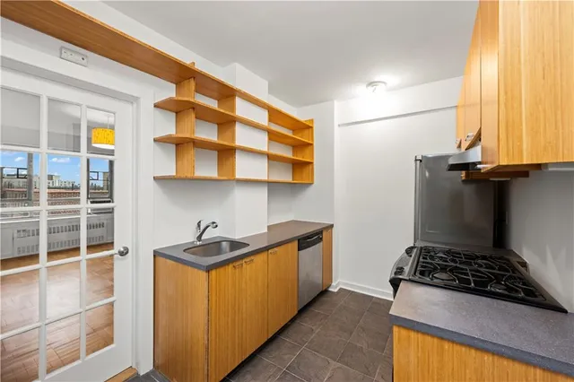 $799,000 | 130 8th Avenue, Unit 7G | Park Slope