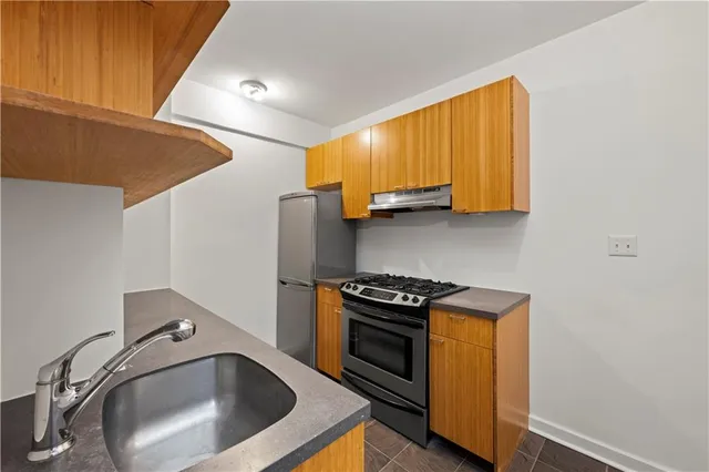 $799,000 | 130 8th Avenue, Unit 7G | Park Slope