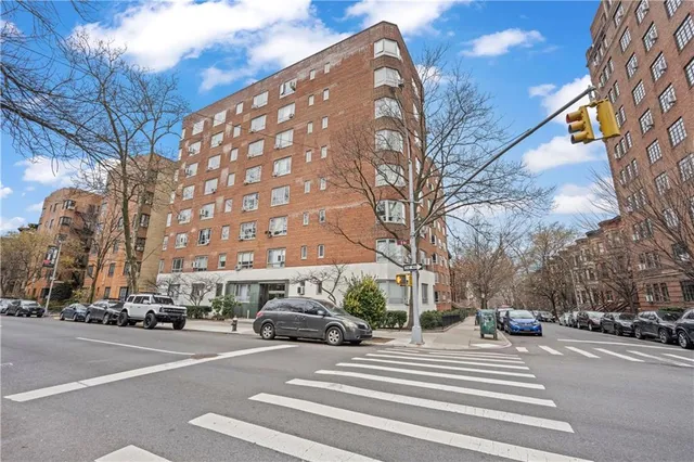 $799,000 | 130 8th Avenue, Unit 7G | Park Slope