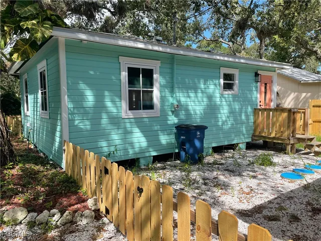 a view of a house with backyard