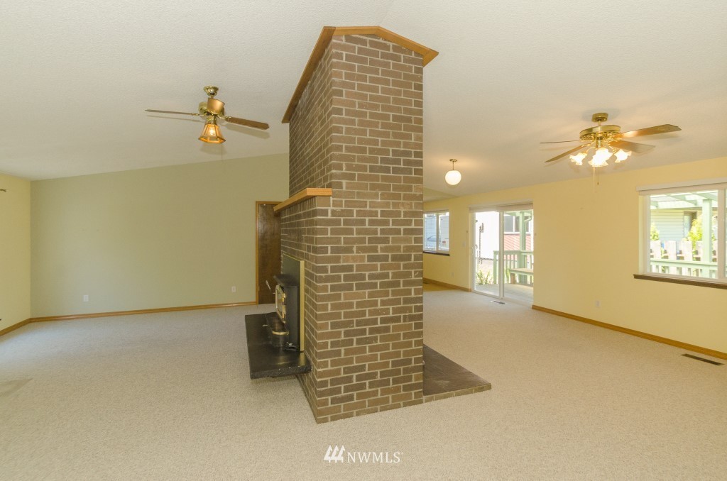 157 Galaxie Road Chehalis, WA 98532 - Photo 6 of 21 a view of livingroom with window