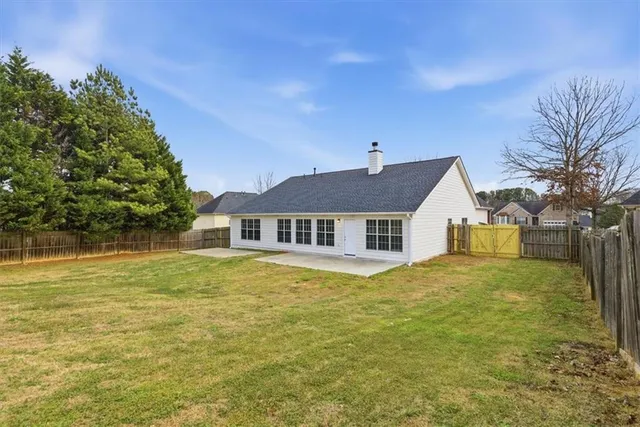 a view of a yard in front of the house