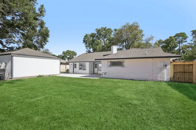a view of a house with backyard and a garden