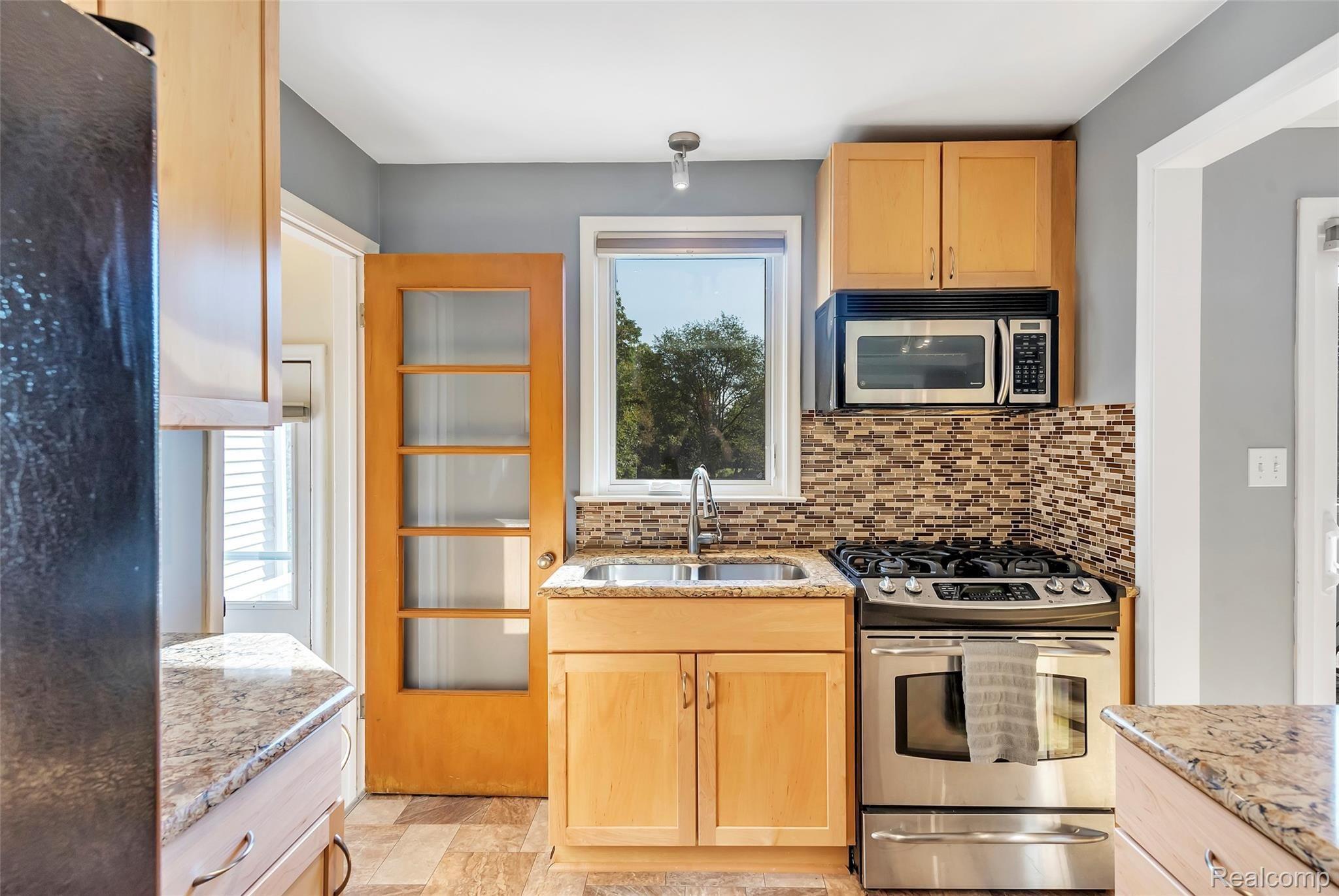 11455 Dexter-Pinckney Road Pinckney, MI 48169 - Photo 13 of 45 11455-DEXTER-PINCKNEY-Road-Putnam-Twp-Michigan-48169-windowstill-14.jpg