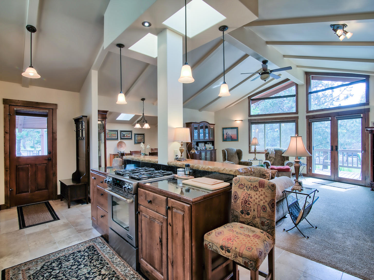 69767 Pine Ridge Road Sisters, OR 97759 - Photo 4 of 31 Great room off of kitchen.