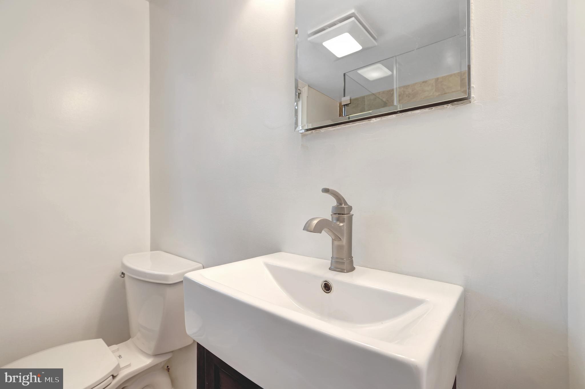 10700 Hayes Avenue Silver Spring, MD 20902 - Photo 20 of 38 2nd Floor Bath