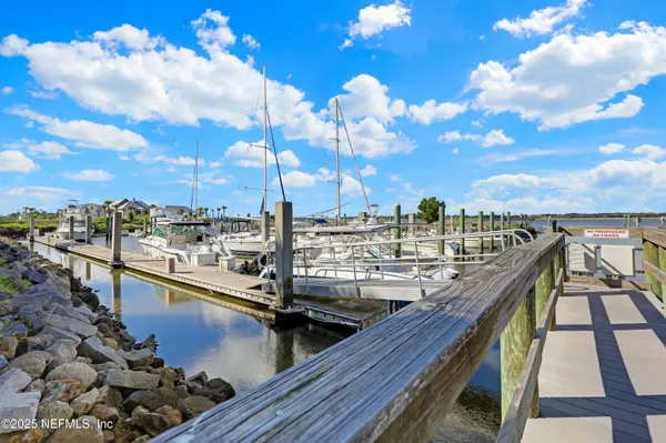 a view of a back yard