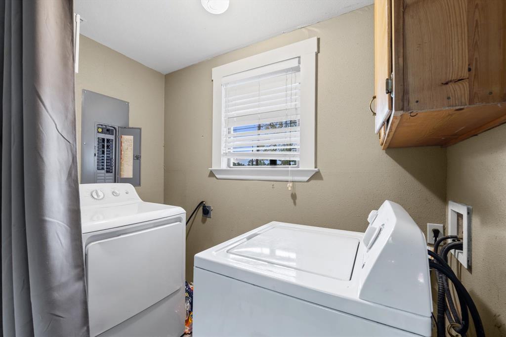 2007 South 7th Street Waco, TX 76706 - Photo 12 of 22 a utility room with dryer and washer