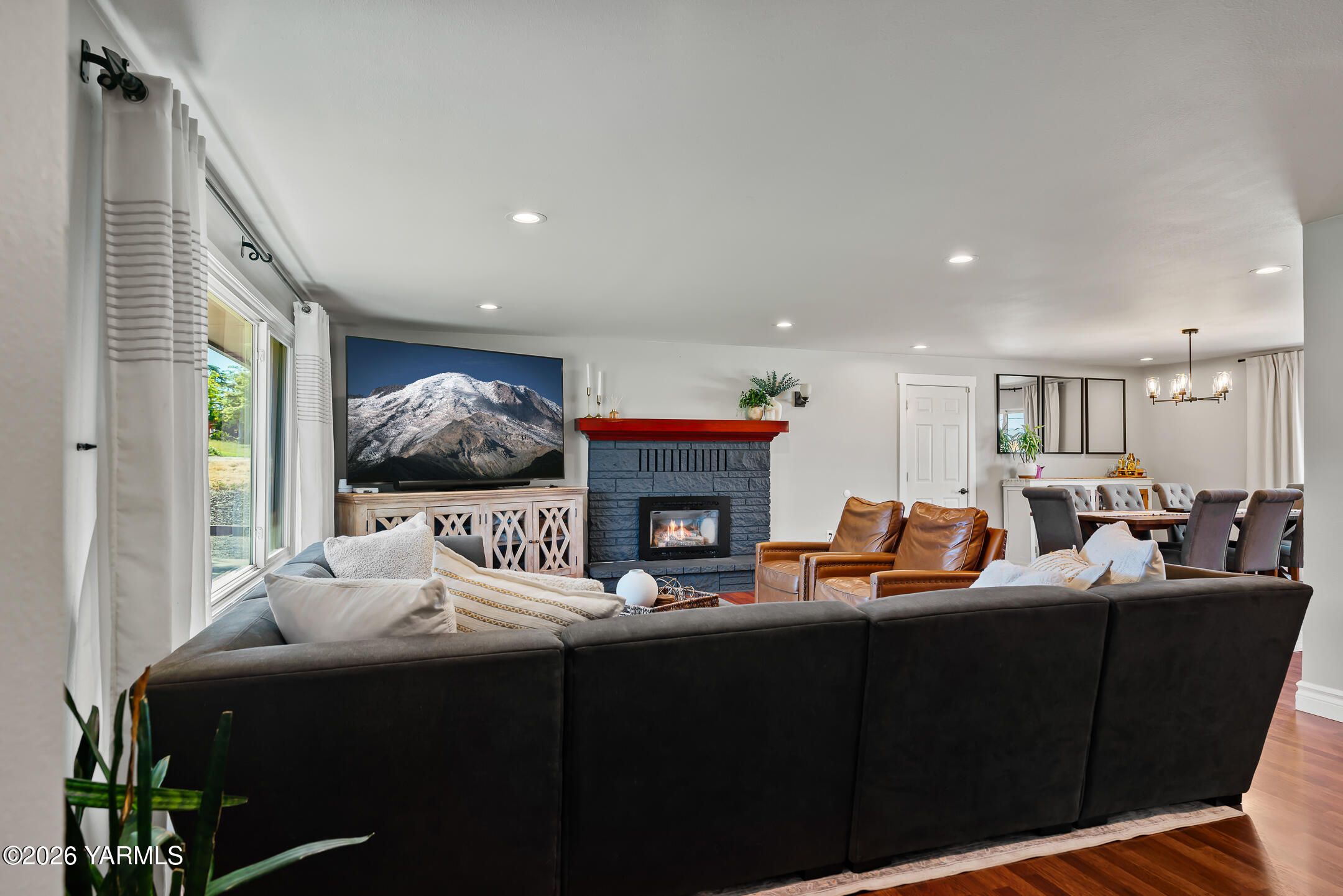 8104 Viewcrest Way Yakima, WA 98908 - Photo 6 of 35 Living Room
