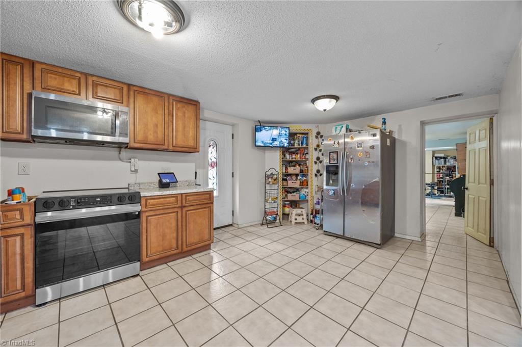 901 Decker Road Thomasville, NC 27360 - Photo 4 of 31