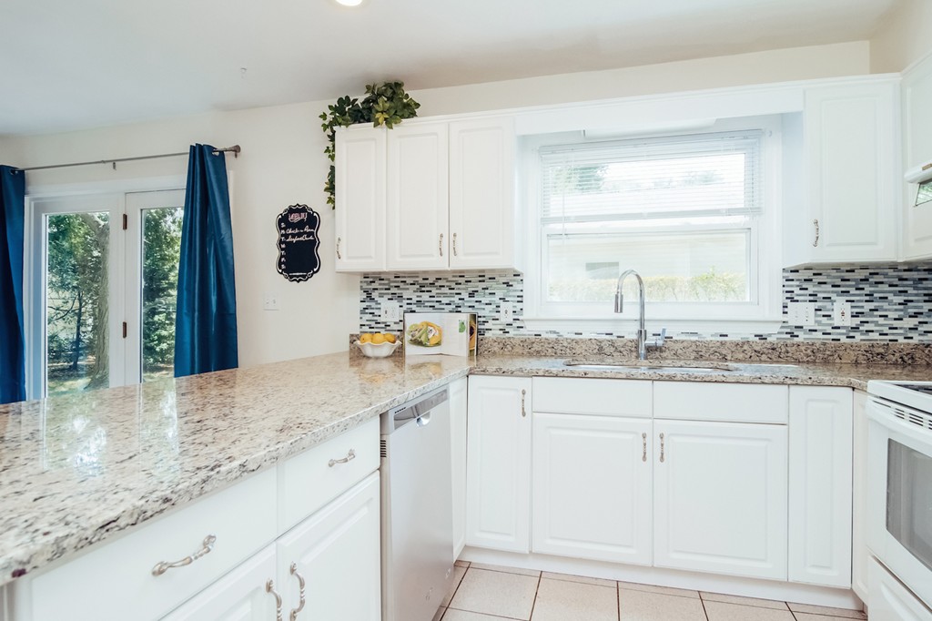 44 Hanson Road Newton, MA 02459 - Photo 6 of 21