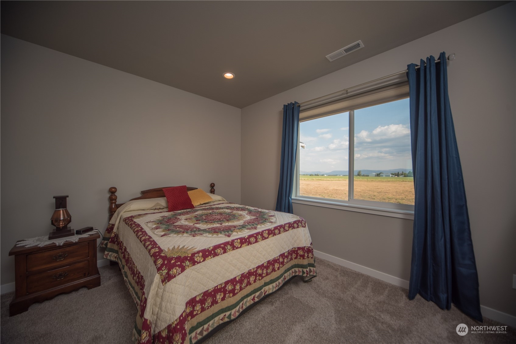 570 Green Canyon Road Ellensburg, WA 98926 - Photo 18 of 34 a bedroom with a bed and a window
