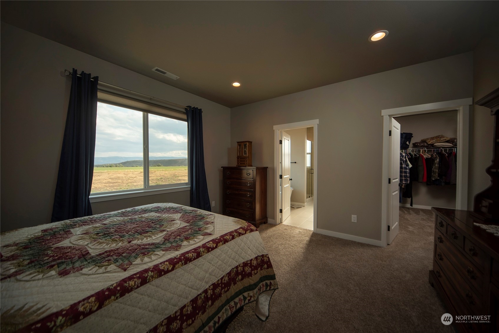 570 Green Canyon Road Ellensburg, WA 98926 - Photo 19 of 34 a bedroom with a bed and a large window