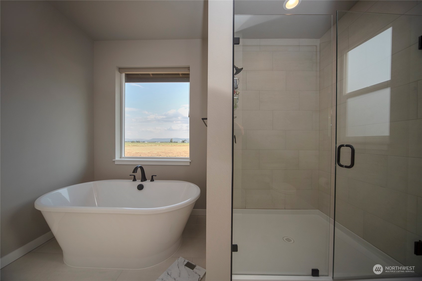 570 Green Canyon Road Ellensburg, WA 98926 - Photo 21 of 34 a white bath tub sitting next to a window