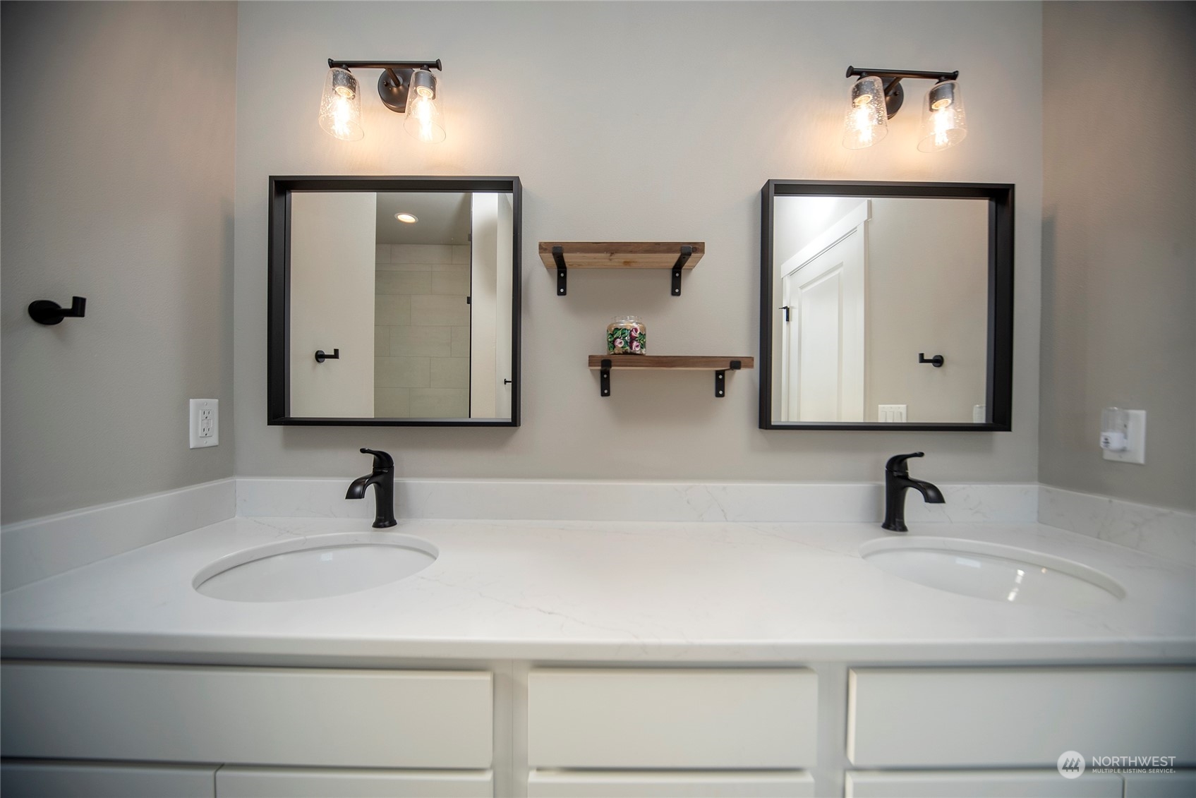 570 Green Canyon Road Ellensburg, WA 98926 - Photo 22 of 34 a bathroom with a sink and a mirror