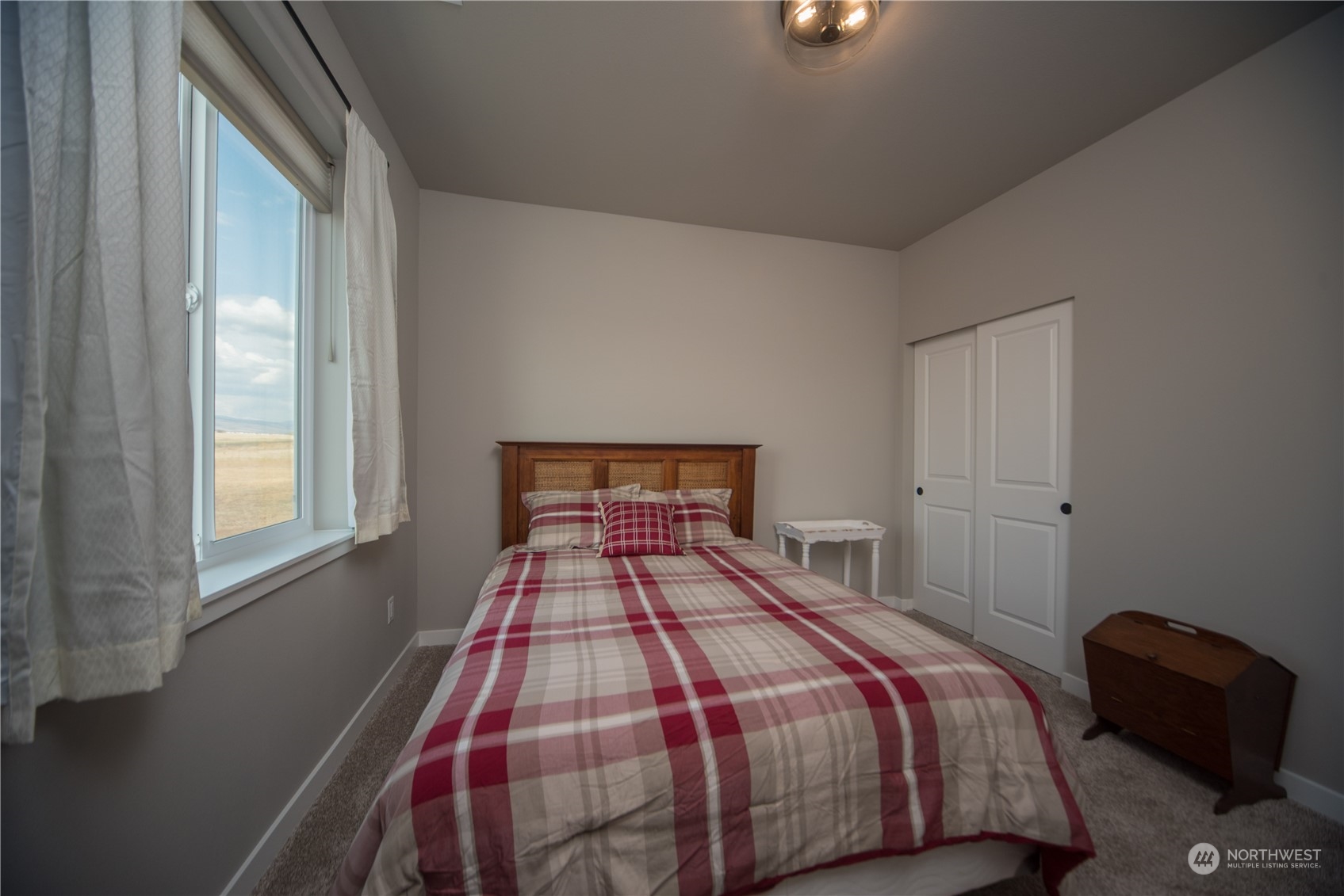 570 Green Canyon Road Ellensburg, WA 98926 - Photo 25 of 34 a bedroom with a bed and a window