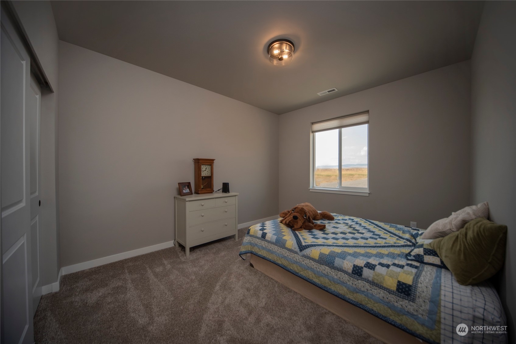 570 Green Canyon Road Ellensburg, WA 98926 - Photo 26 of 34 a bedroom with a bed and window