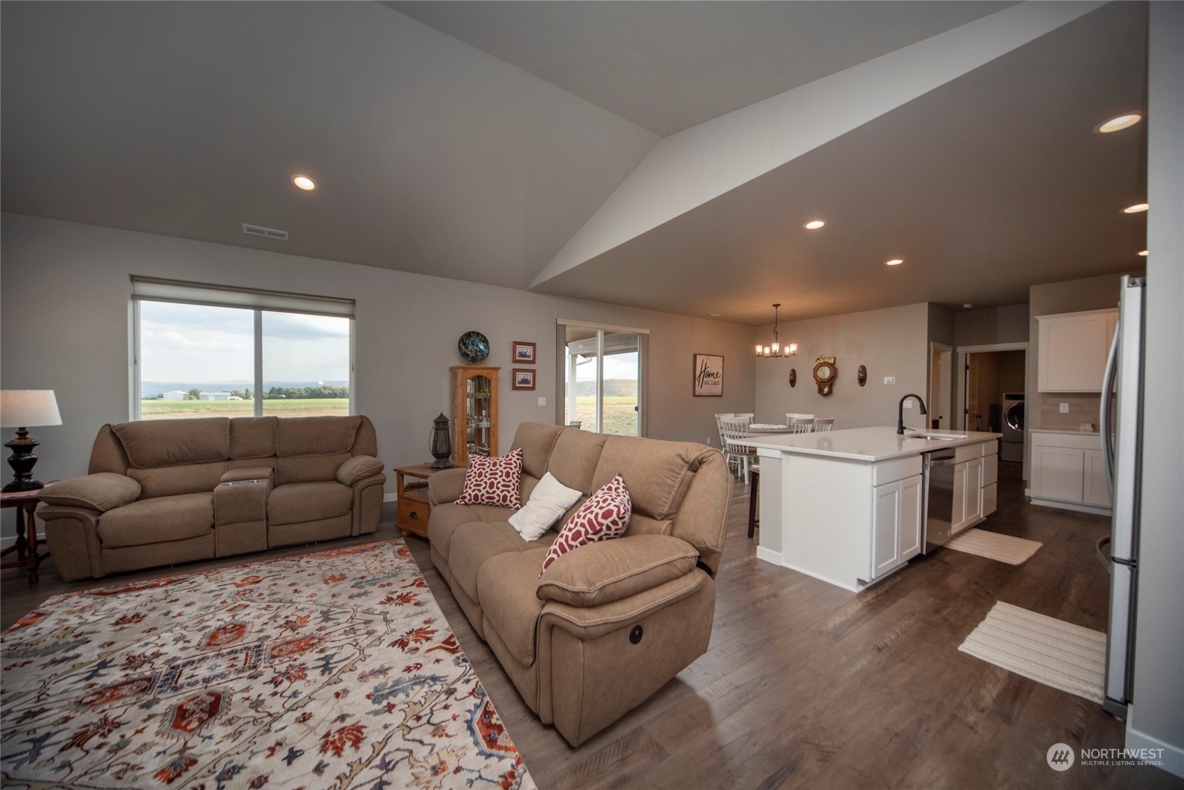 570 Green Canyon Road Ellensburg, WA 98926 - Photo 6 of 34 a living room with furniture and a large window
