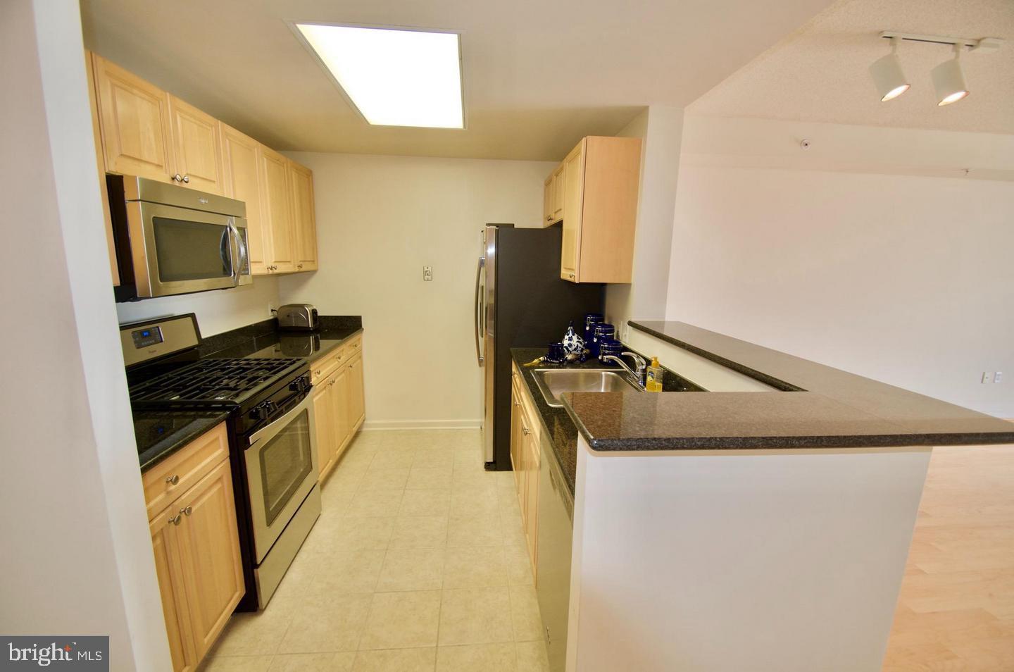 2726 Gallows Road, Unit 917 Vienna, VA 22180 - Photo 6 of 25 a kitchen with a stove and a refrigerator