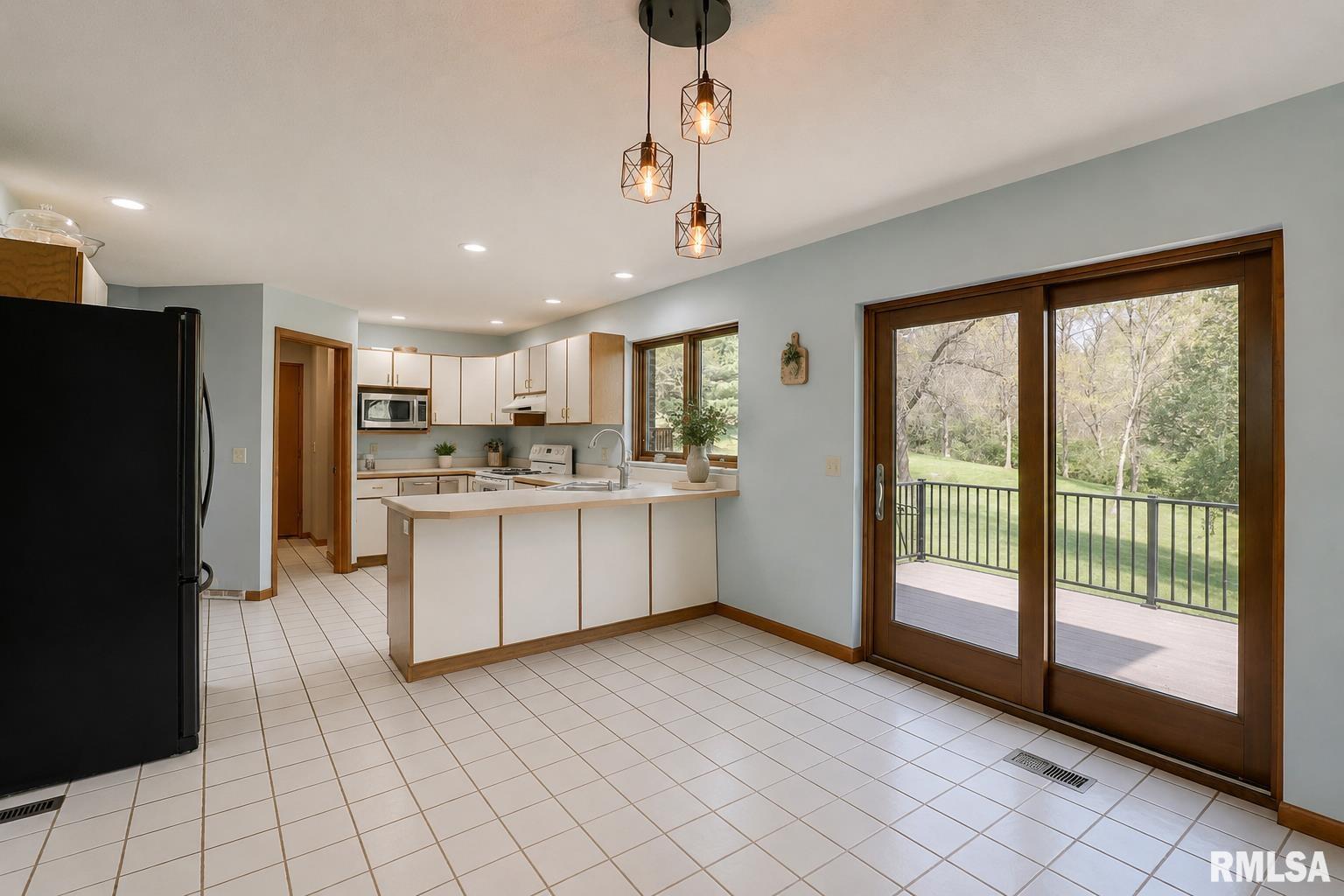 4729 Hidden Cove Road Quincy, IL 62305 - Photo 6 of 17