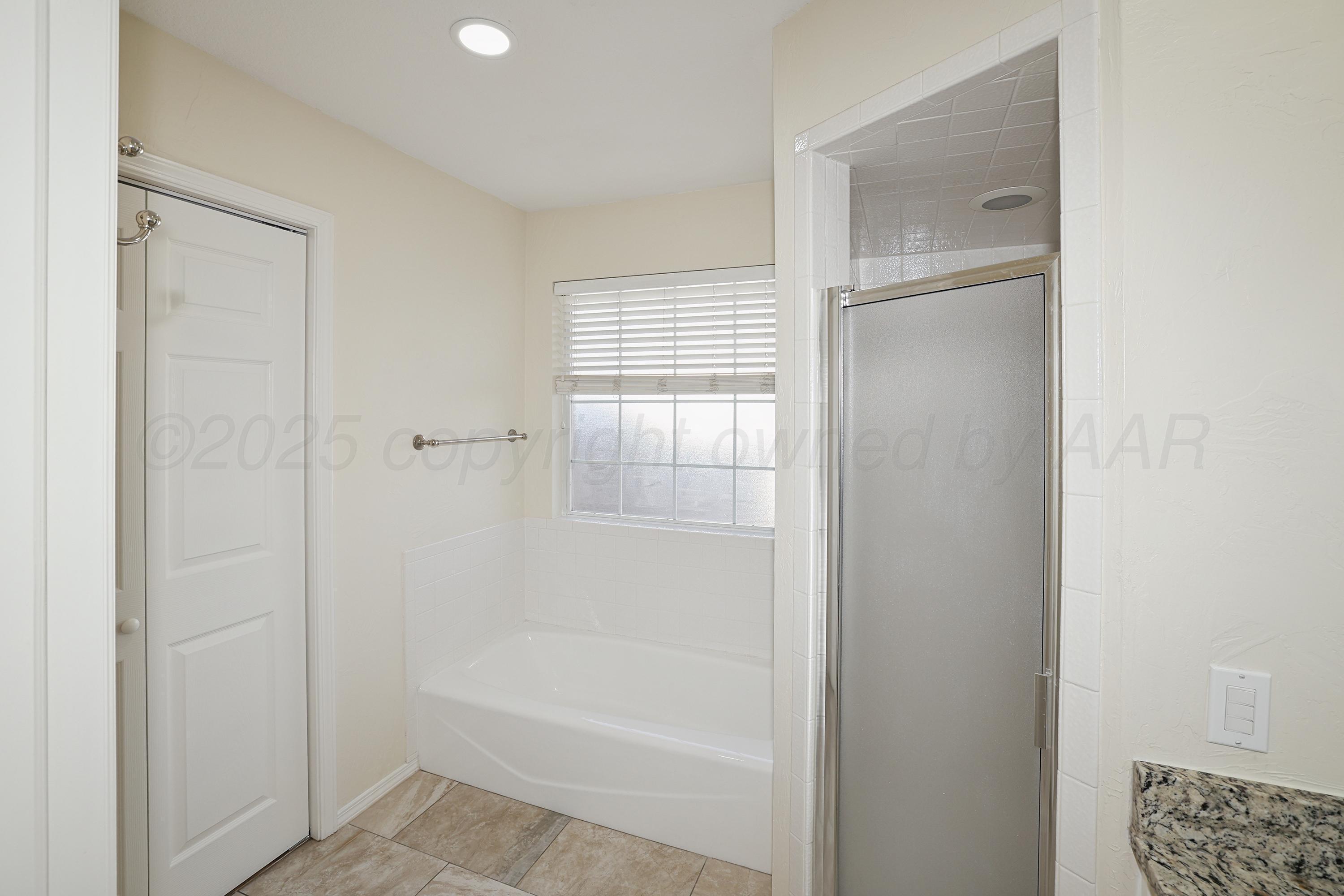 6212 Oakcrest Lane Amarillo, TX 79109 - Photo 12 of 33 a bathroom with a bathtub