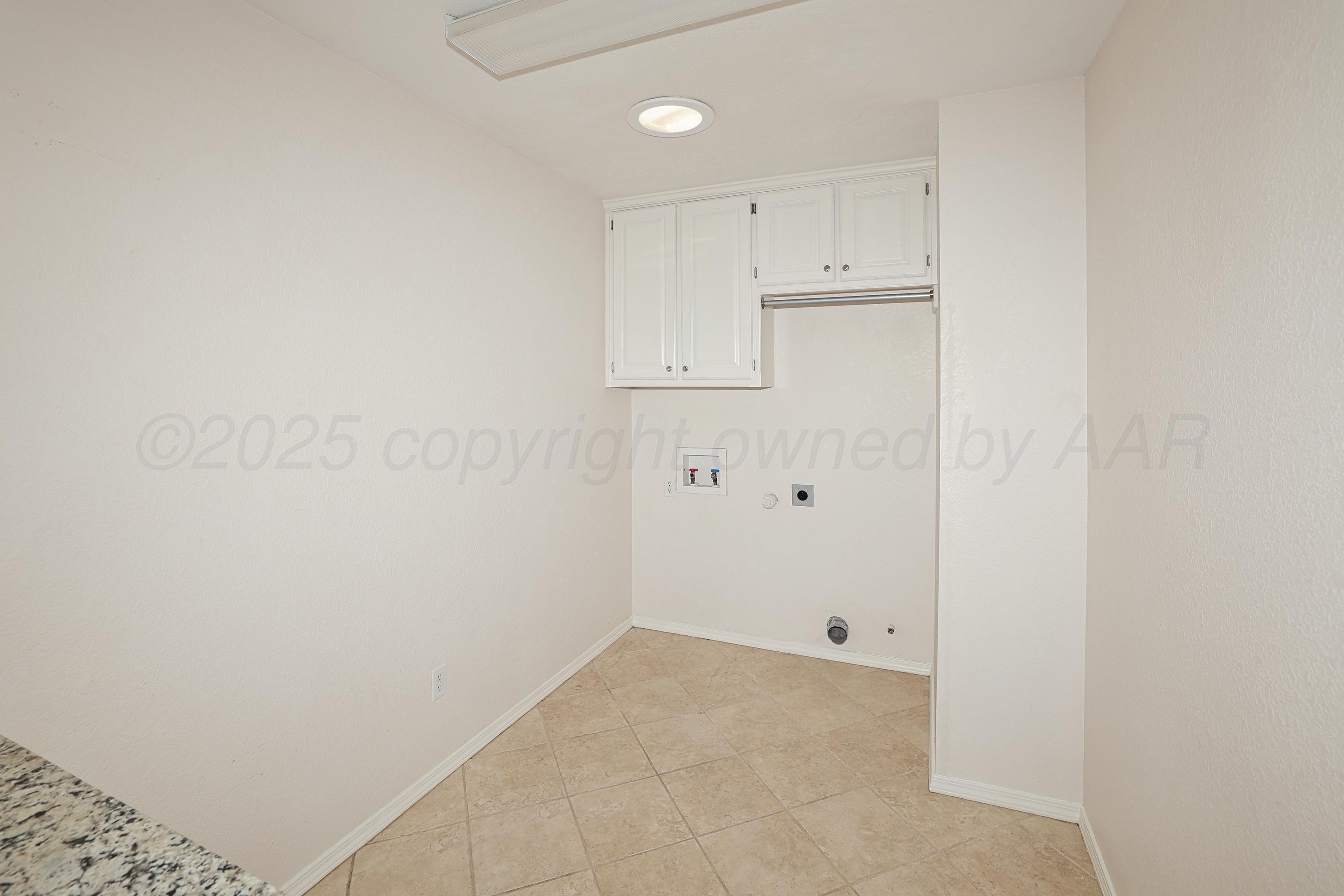 6212 Oakcrest Lane Amarillo, TX 79109 - Photo 21 of 33 a view of an empty room