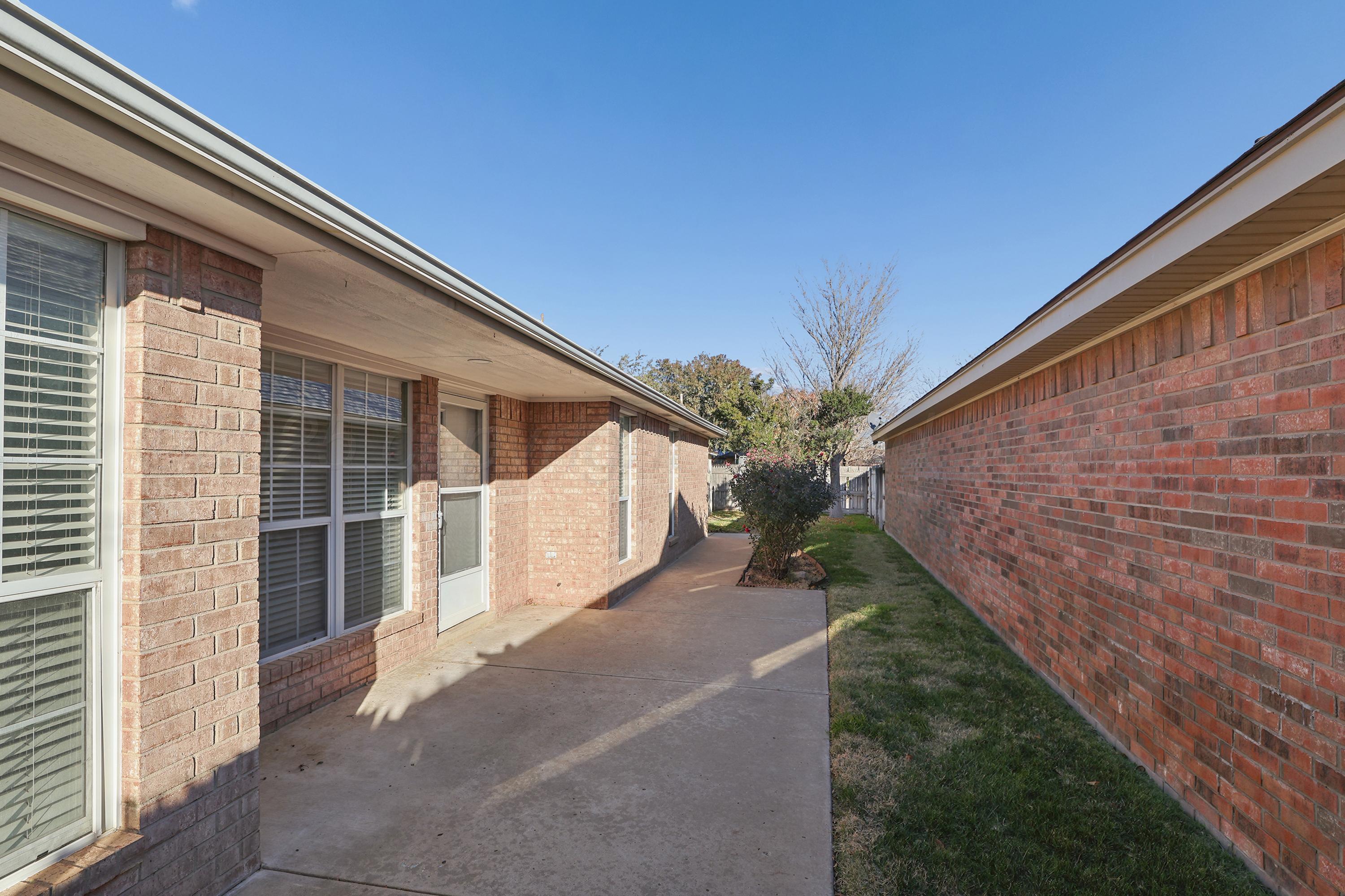 6212 Oakcrest Lane Amarillo, TX 79109 - Photo 24 of 33 a house view with a backyard space