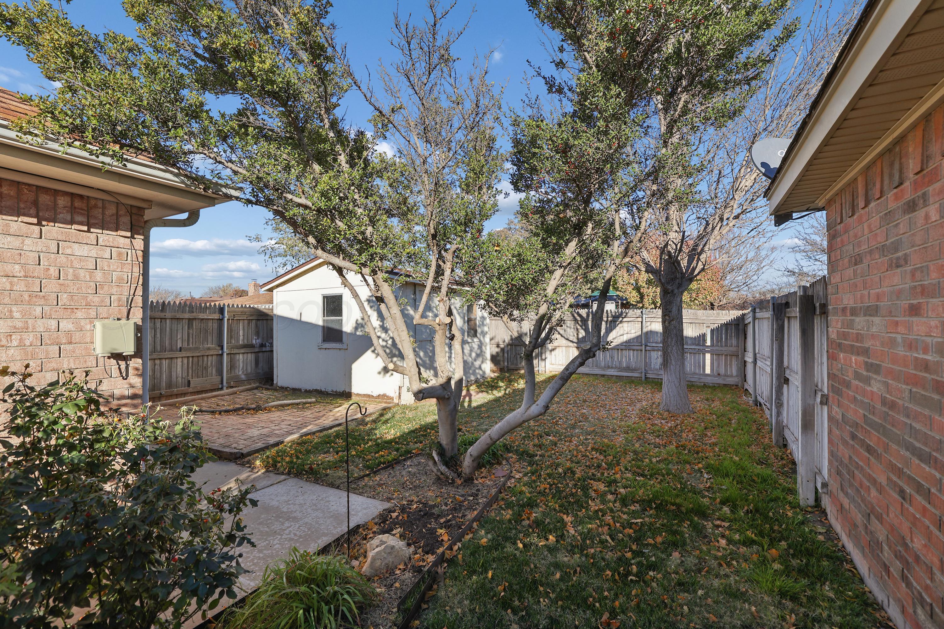 6212 Oakcrest Lane Amarillo, TX 79109 - Photo 27 of 33 a backyard of a house with lots of green space