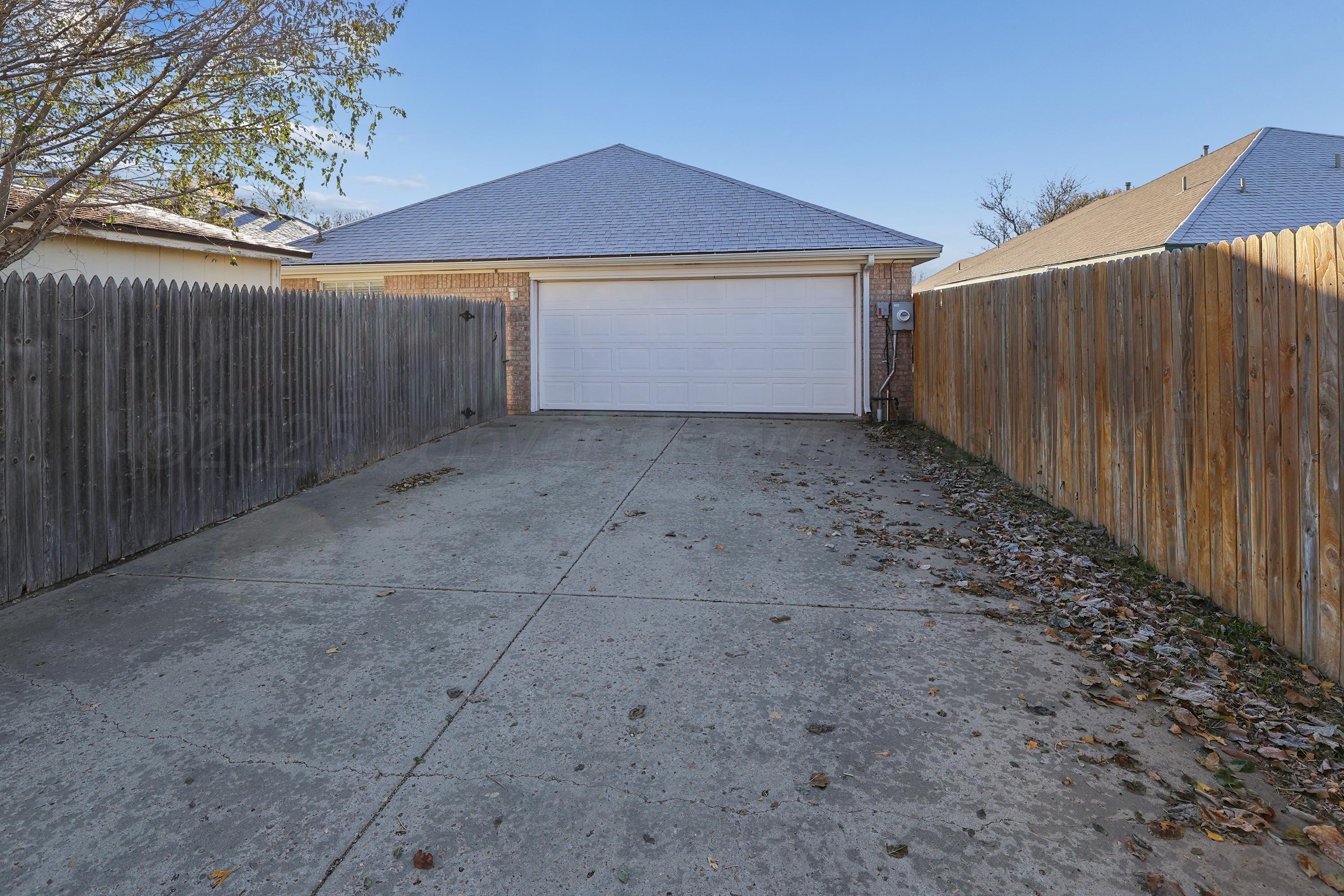 6212 Oakcrest Lane Amarillo, TX 79109 - Photo 28 of 33 a view of a backyard