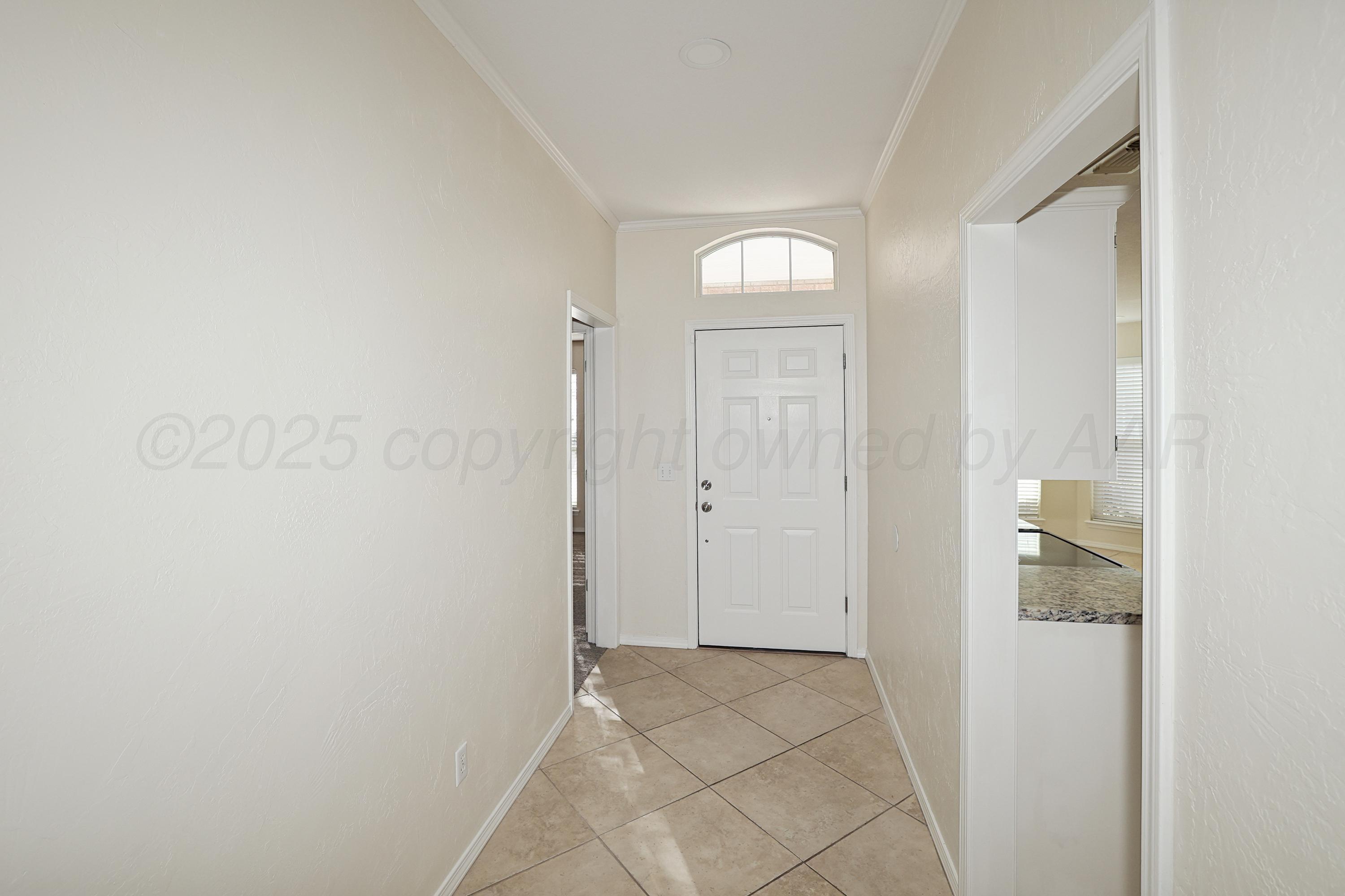 6212 Oakcrest Lane Amarillo, TX 79109 - Photo 31 of 33 an empty room with mirror