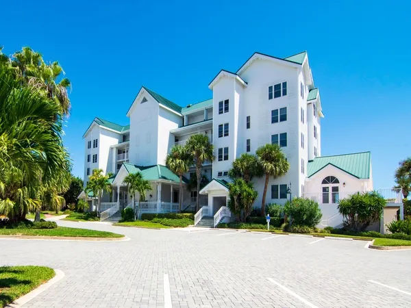 $6,000 | 2700 Ocean Drive, Unit 303, Vero Beach, FL 32963