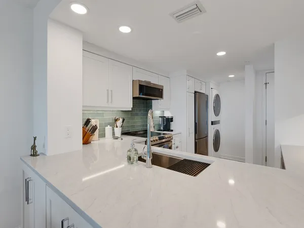 $6,000 | 2700 Ocean Drive, Unit 303, Vero Beach, FL 32963