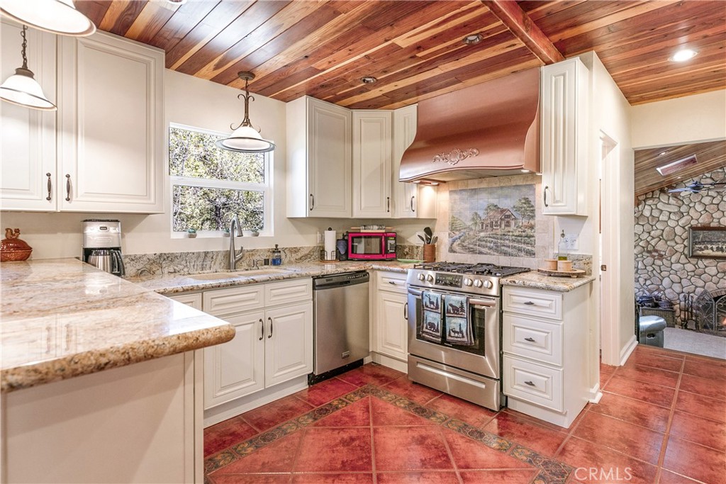 28916 North Shore Road Lake Arrowhead, CA 92352 - Photo 3 of 47