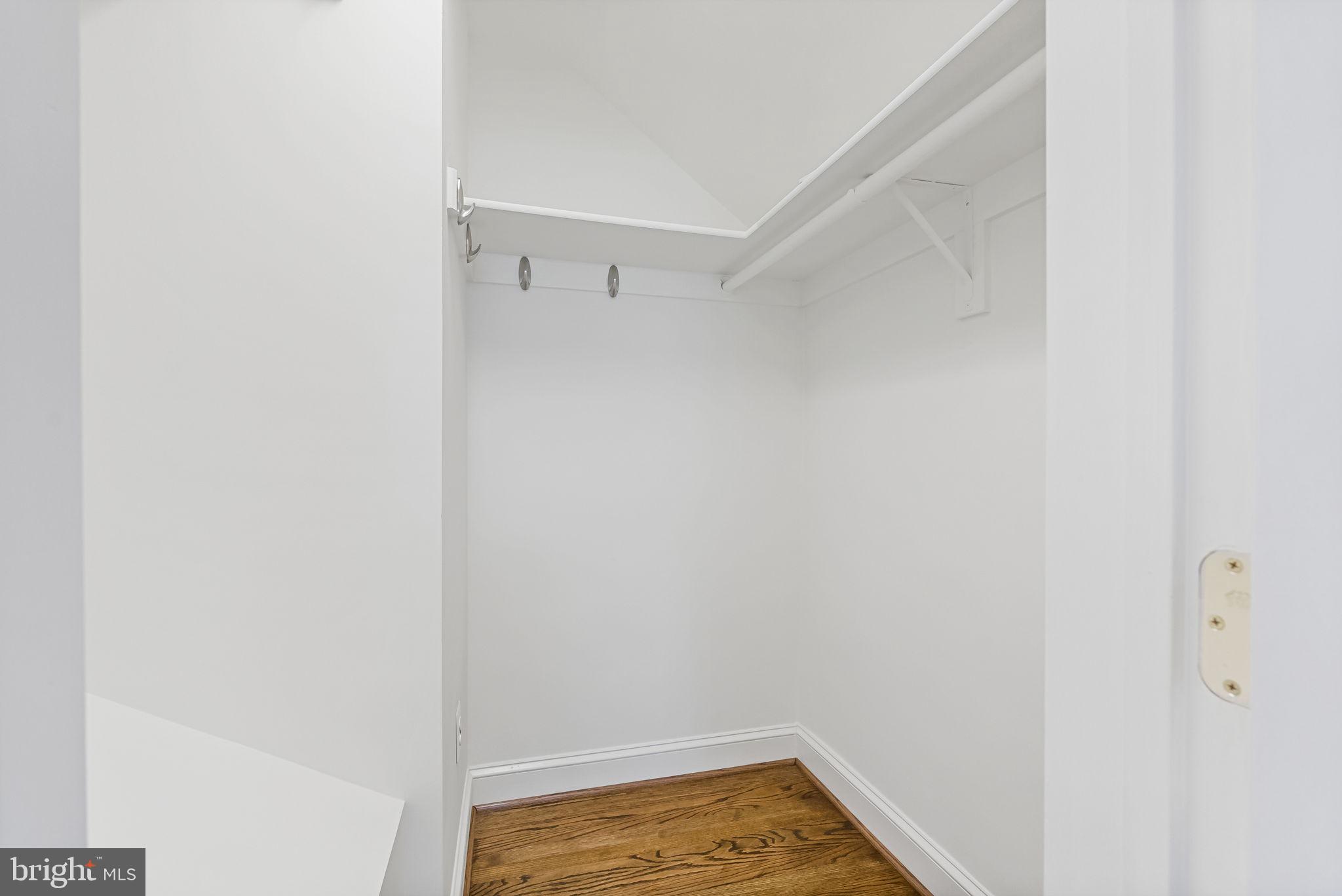 810 Grand View Drive Alexandria, VA 22305 - Photo 14 of 55 a view of small space