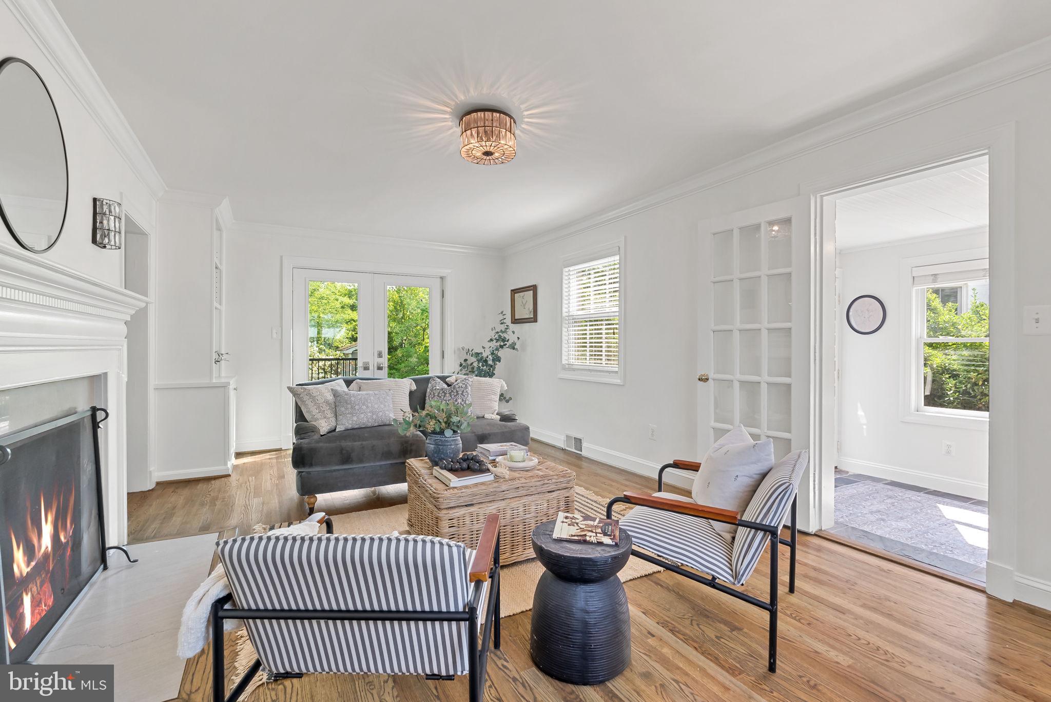 810 Grand View Drive Alexandria, VA 22305 - Photo 2 of 55 a living room with furniture and wooden floor