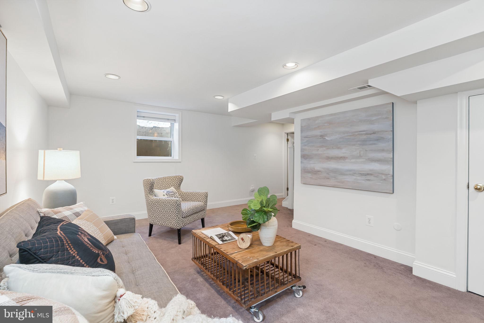 810 Grand View Drive Alexandria, VA 22305 - Photo 24 of 55 a living room with furniture and a potted plant
