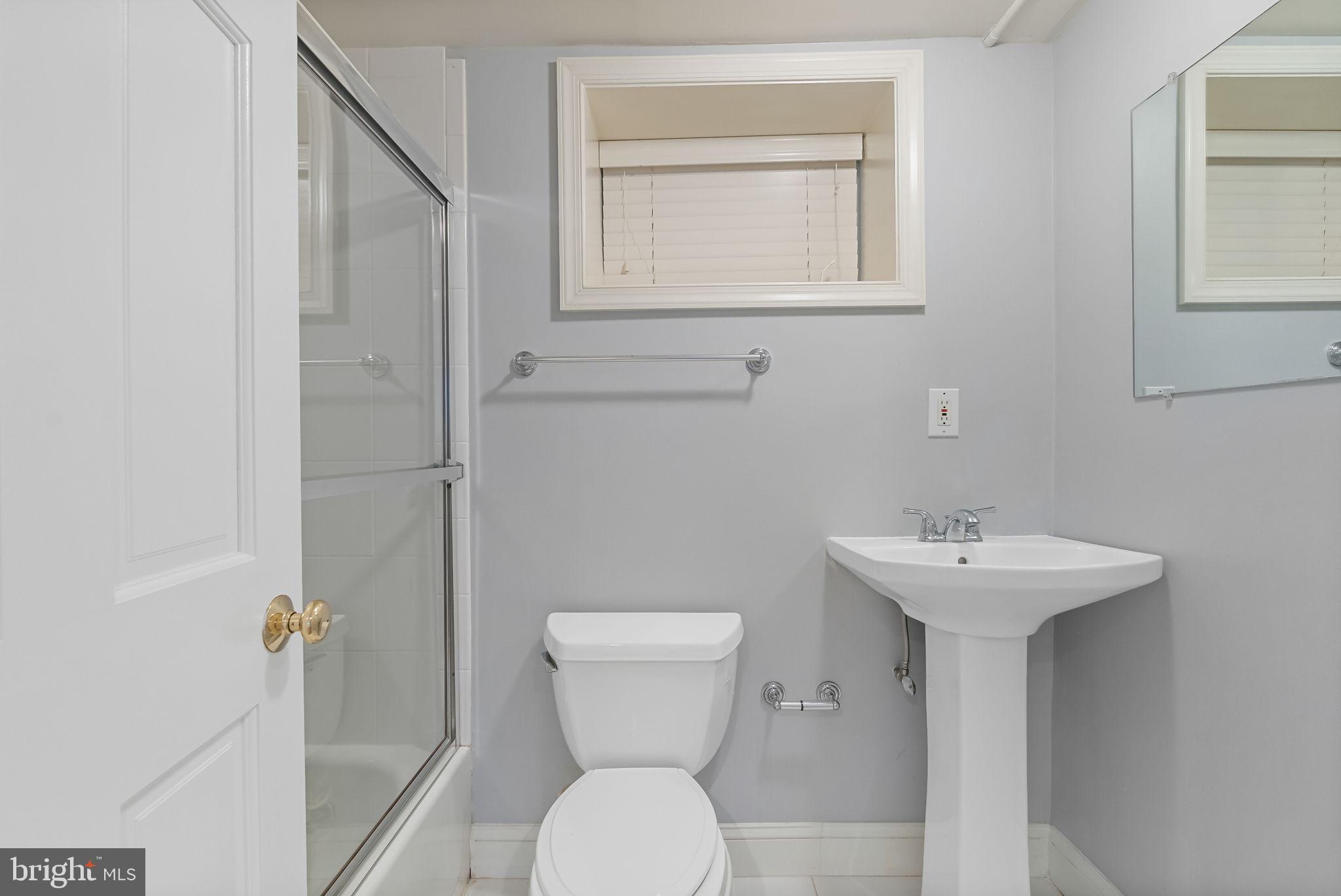 810 Grand View Drive Alexandria, VA 22305 - Photo 26 of 55 a bathroom with a toilet sink and mirror