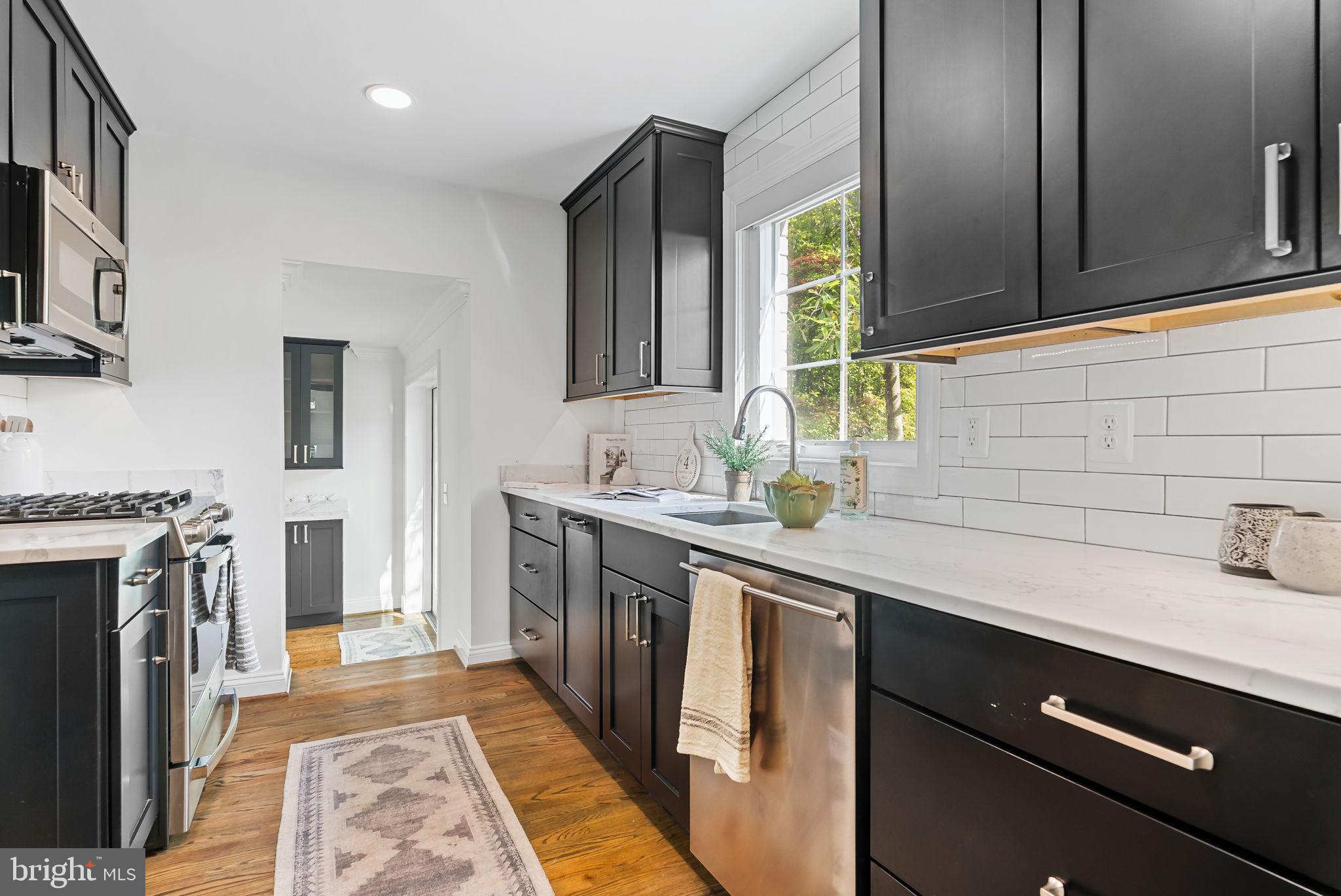 810 Grand View Drive Alexandria, VA 22305 - Photo 40 of 55 a spacious bathroom with a sink and a washing machine
