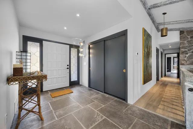 a view of a livingroom with a garage