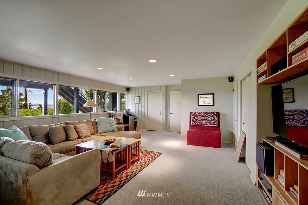 1031 C Avenue South Edmonds, WA 98020 - Photo 18 of 25 a living room with furniture