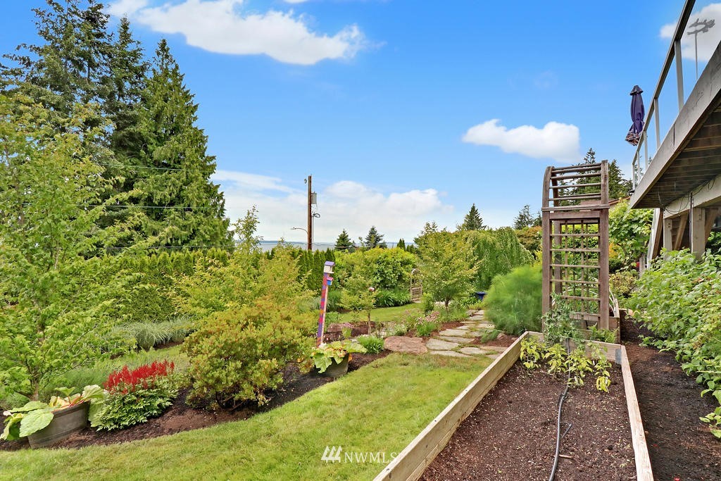1031 C Avenue South Edmonds, WA 98020 - Photo 22 of 25 a view of a backyard with plants