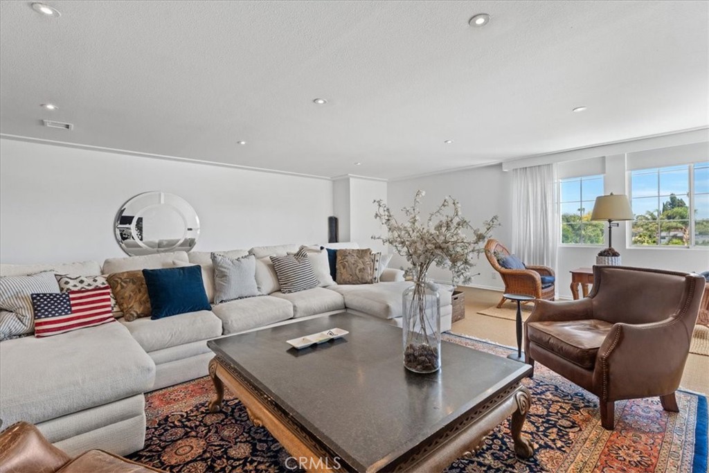 5050 Coldwater Canyon Avenue, Unit 310 Sherman Oaks, CA 91423 - Photo 14 of 26 Living Room