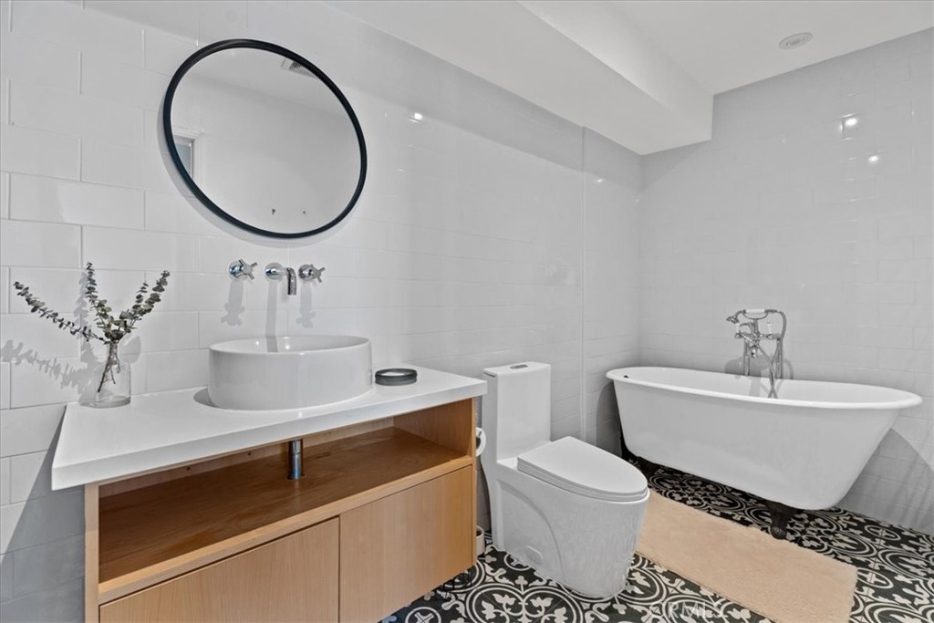 5050 Coldwater Canyon Avenue, Unit 310 Sherman Oaks, CA 91423 - Photo 18 of 26 Bathroom 2