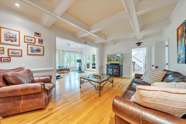 a view of a big room with closet and windows