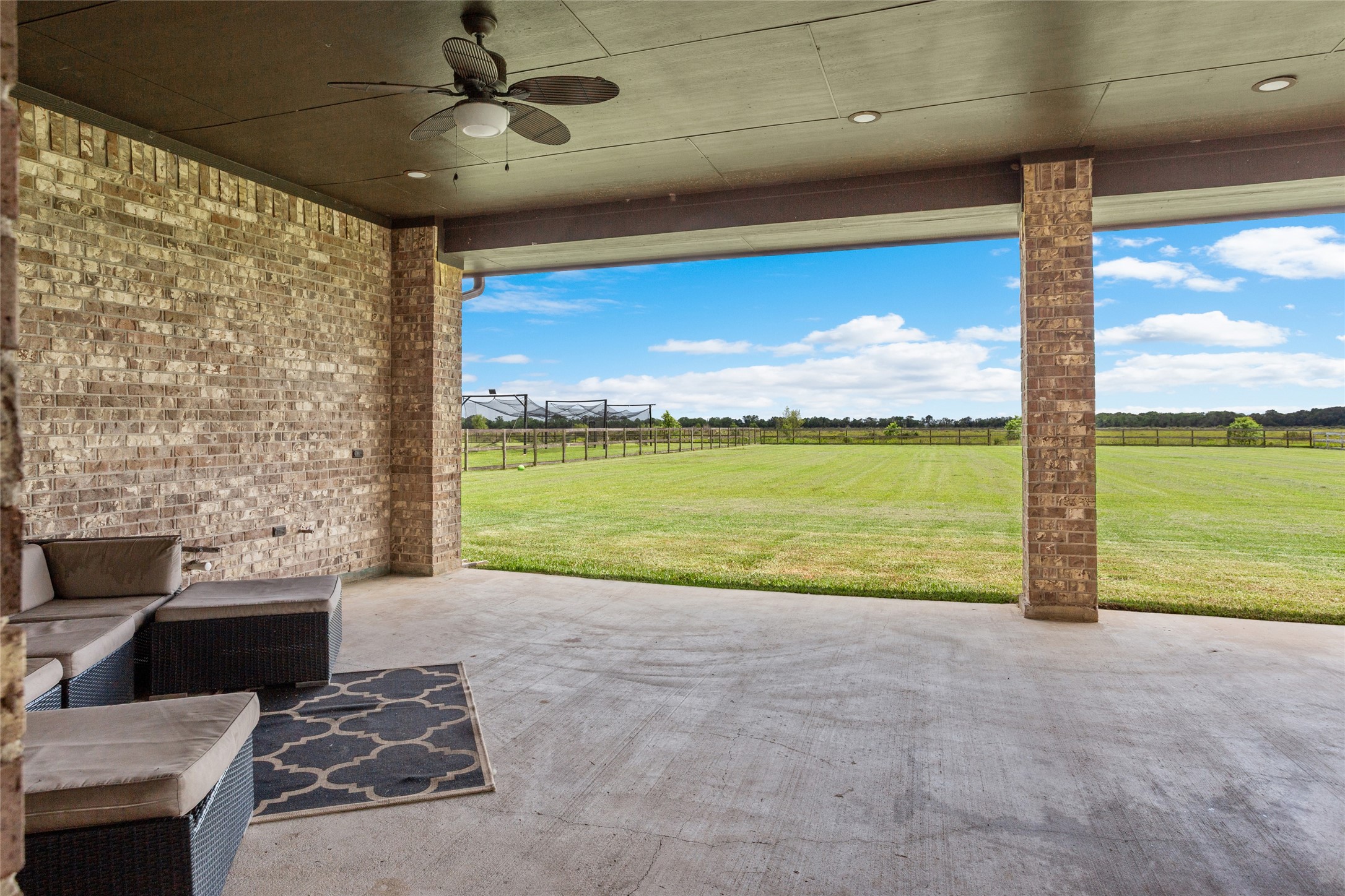 7842 Pebble Hill Lane Rosharon, TX 77583 - Photo 29 of 33 a view of a livingroom with an ocean from a ceiling fan