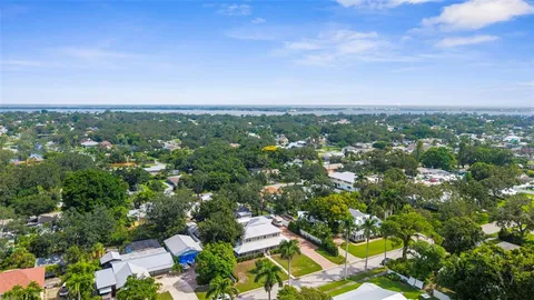 a picture of a book shelf