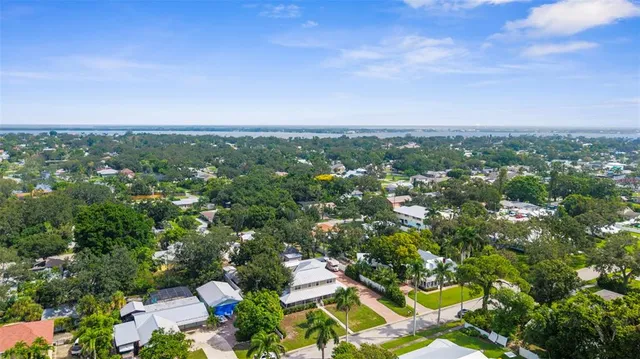 a picture of a book shelf