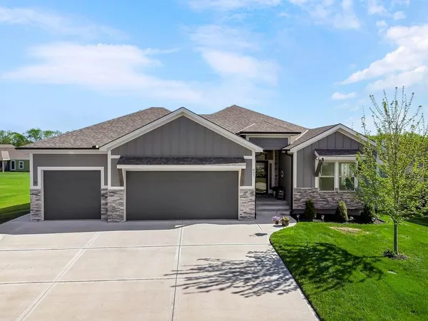 $549,900 | 807 Solomon Drive, Lone Jack, MO 64086